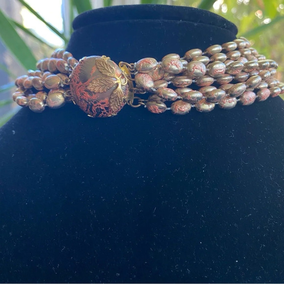 Vintage 1960s Choker Necklace with Plastic Gold and Coral Beads with Leaf Motif - Picture 10 of 11